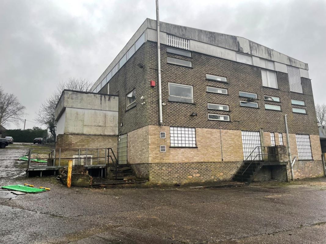16,925 Sq Ft , 52, Evingar Road RG28 - Available