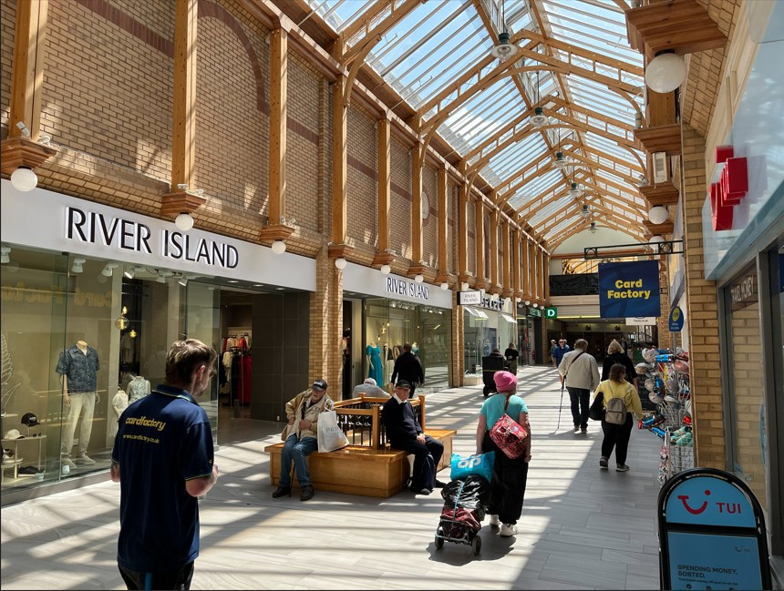 530 Sq M , Unit 8, Green Lanes Shopping Centre EX31 - Available