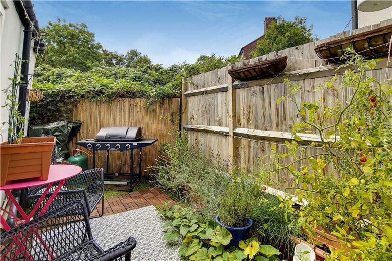 2 bedroom cottage, Beverley Path, SW13 - Let Agreed