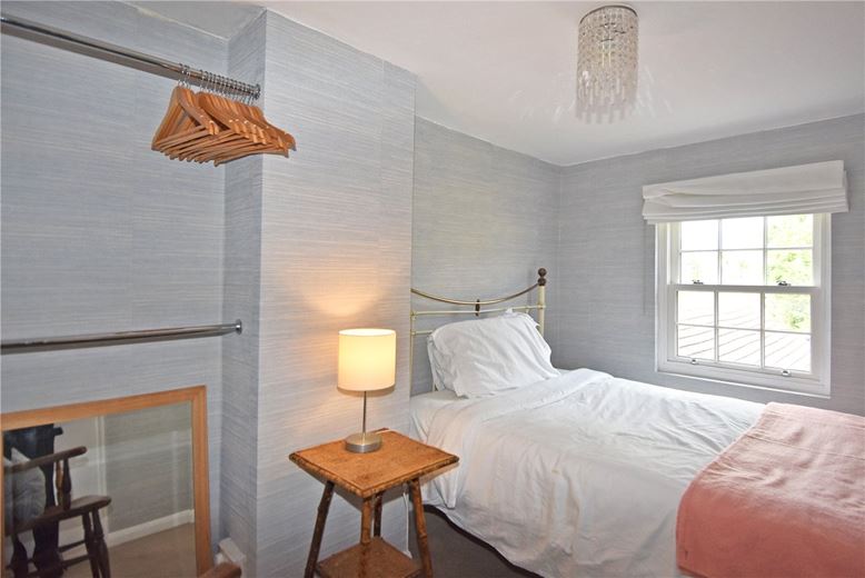 2 bedroom cottage, Field View Cottage, Craig Road TW10 - Let Agreed