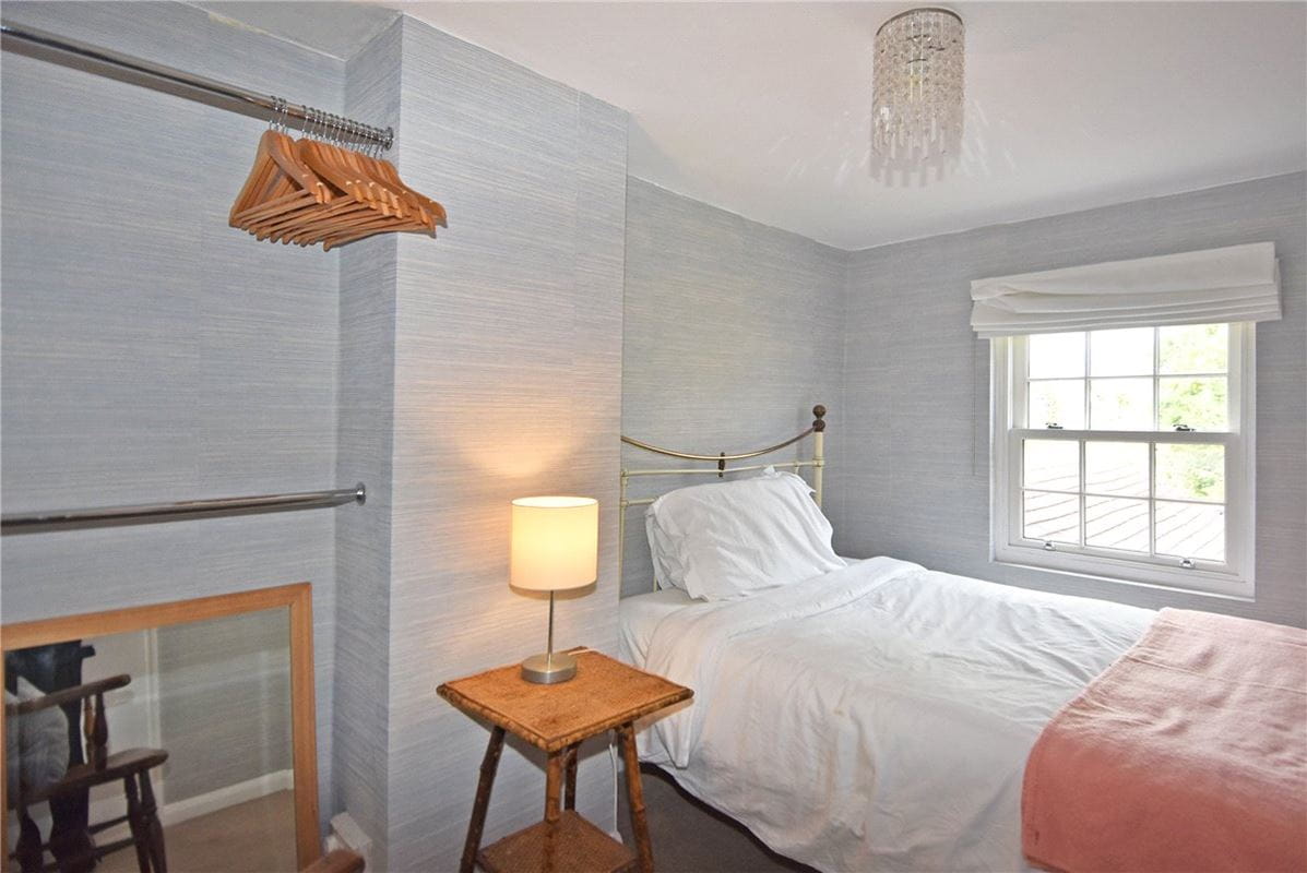 2 bedroom cottage, Field View Cottage, Craig Road TW10 - Let Agreed