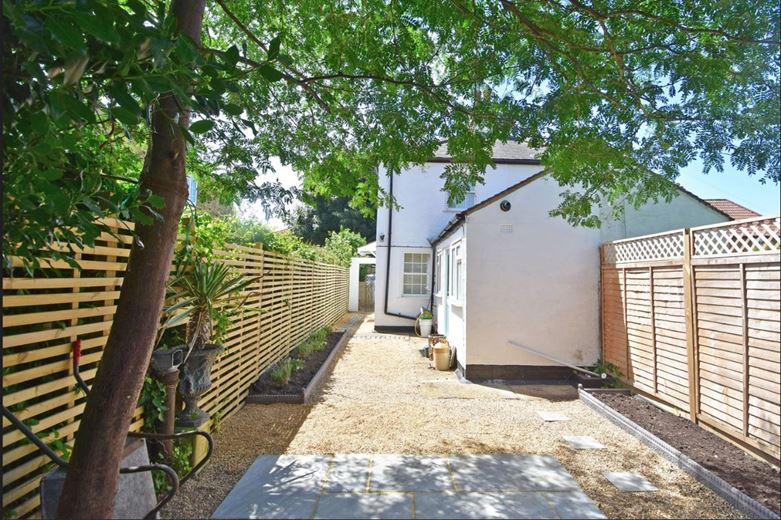 2 bedroom cottage, Field View Cottage, Craig Road TW10 - Let Agreed