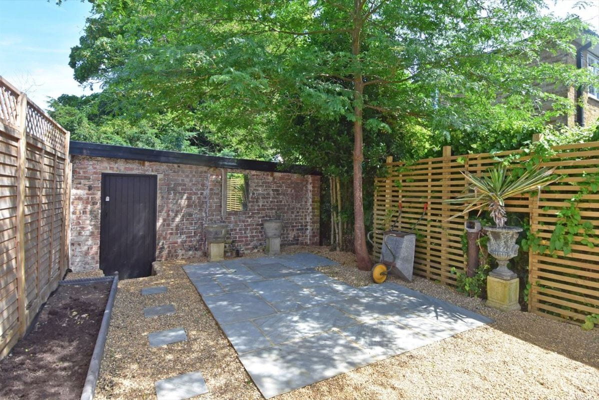 2 bedroom cottage, Field View Cottage, Craig Road TW10 - Let Agreed