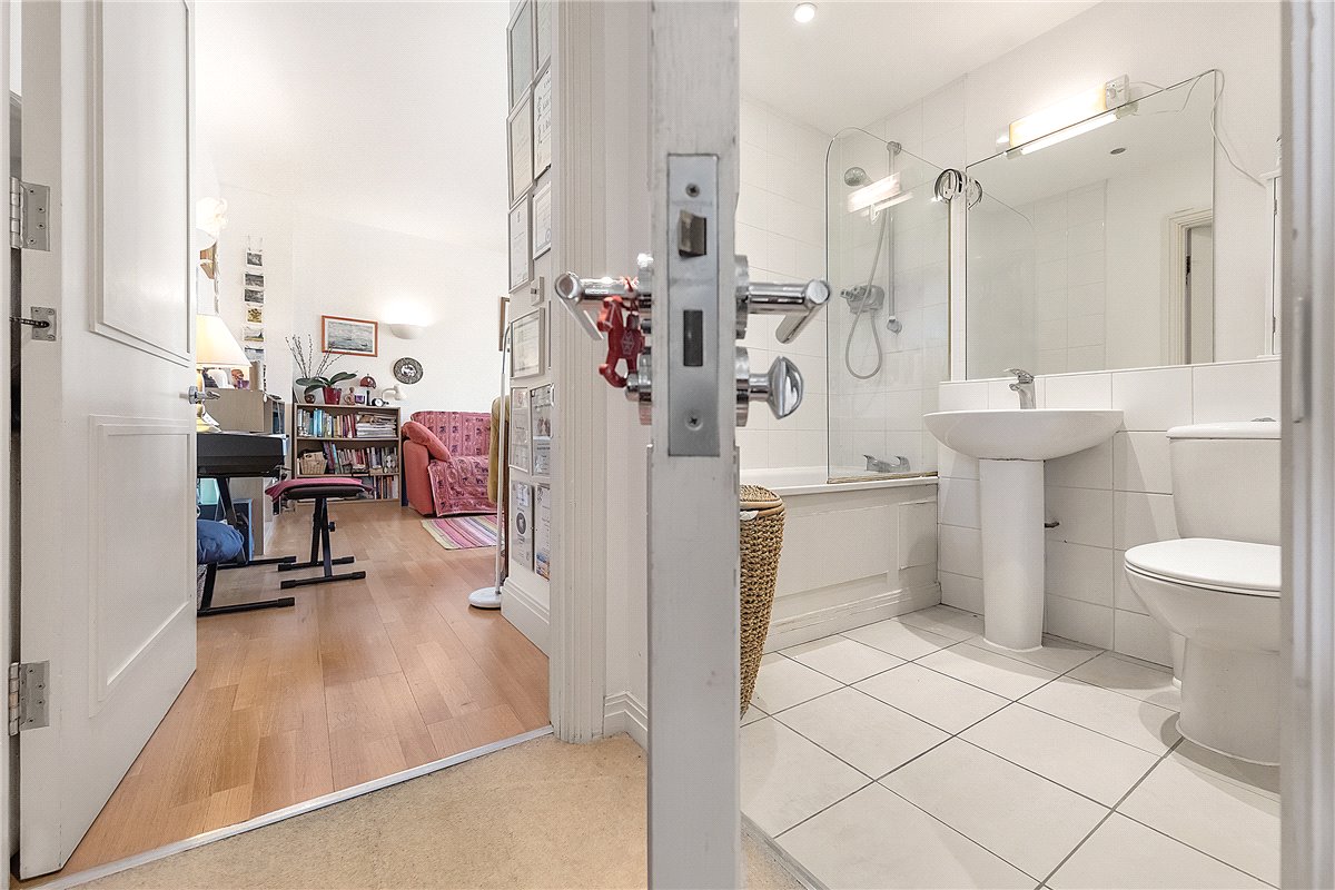 1 bedroom flat, Vineyard Heights, 30 Mortlake High Street SW14