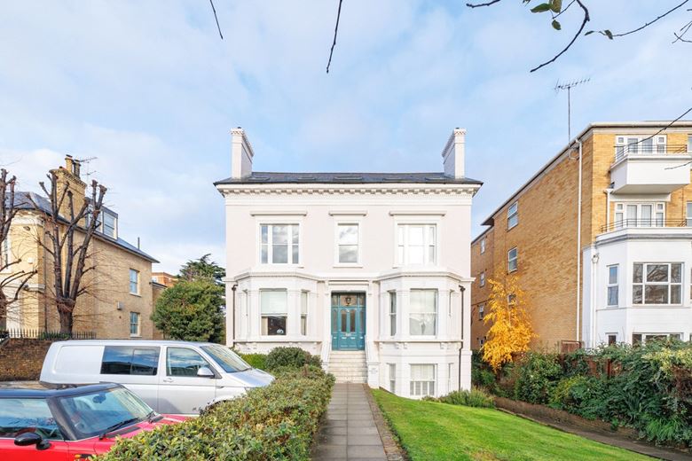 2 bedroom flat, Upper Richmond Road, London SW15