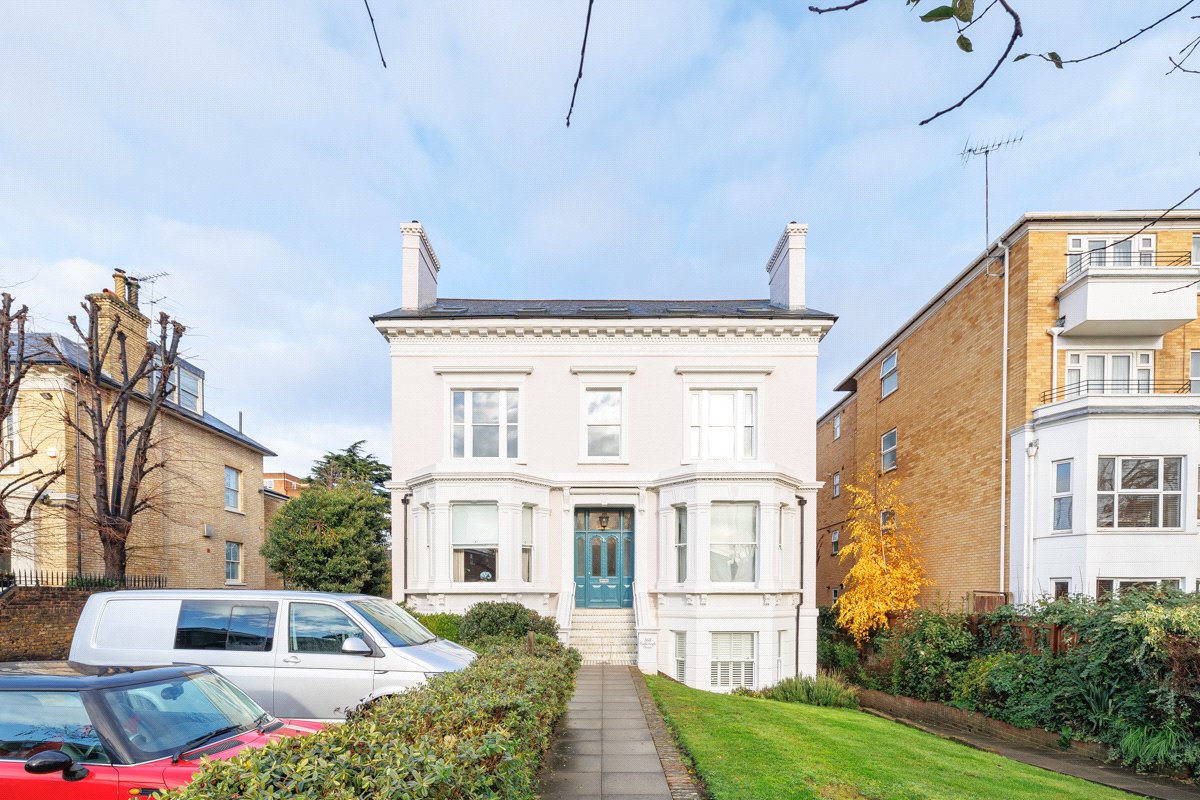 2 bedroom flat, Upper Richmond Road, London SW15
