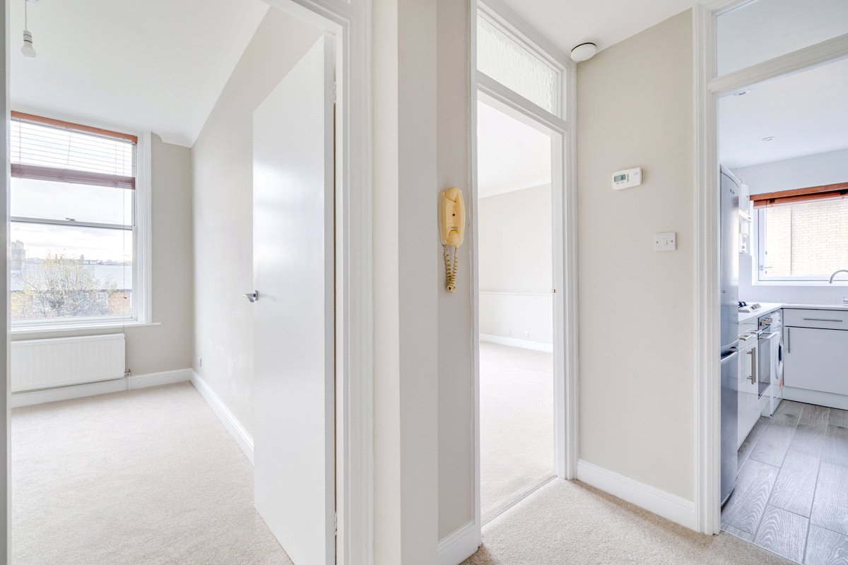 2 bedroom flat, Upper Richmond Road, London SW15