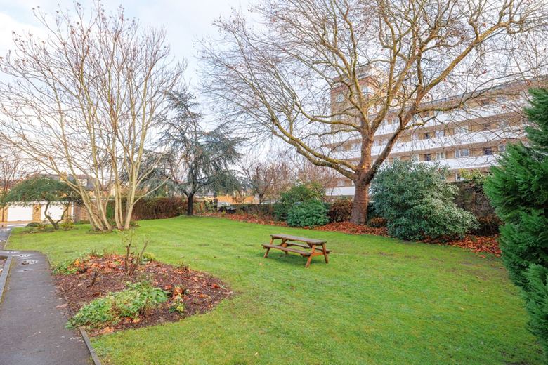 2 bedroom flat, Upper Richmond Road, London SW15