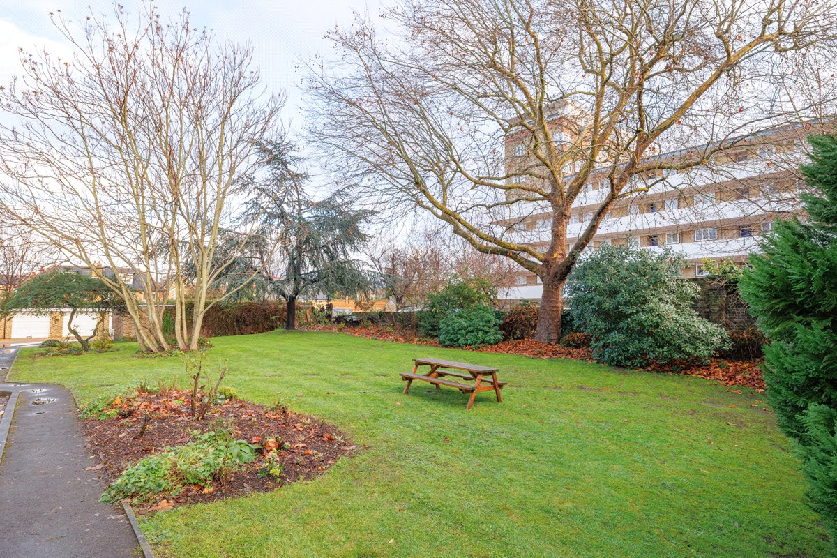 2 bedroom flat, Upper Richmond Road, London SW15
