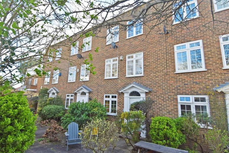 3 bedroom house, The Bench, Ham Street TW10 - Let Agreed