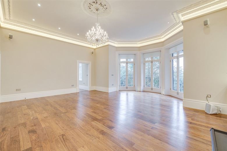 2 bedroom flat, Petersham Road, Richmond TW10 - Let Agreed