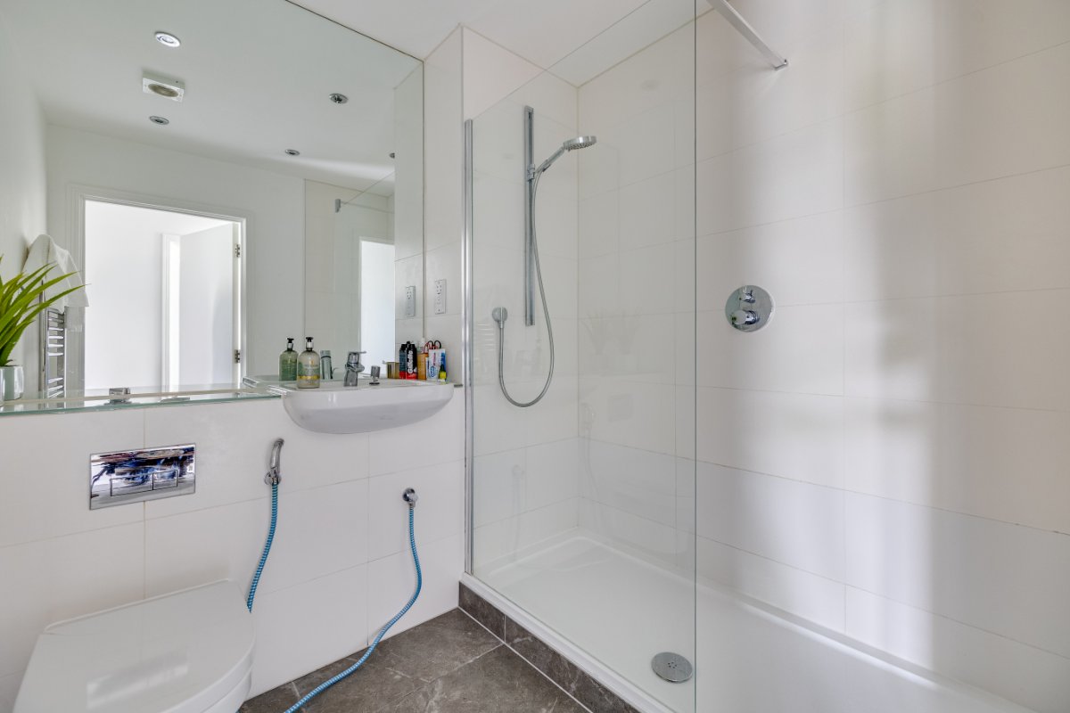 2 bedroom flat, Roehampton Lane, London SW15 - Available