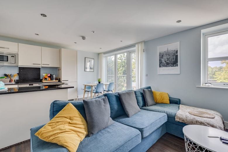 2 bedroom flat, Roehampton Lane, London SW15 - Available
