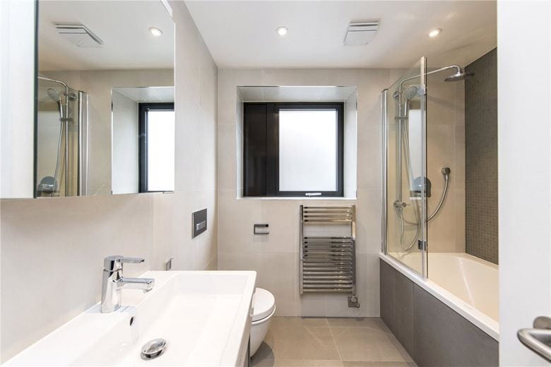 1 bedroom flat, King Street, Hammersmith W6 - Let Agreed