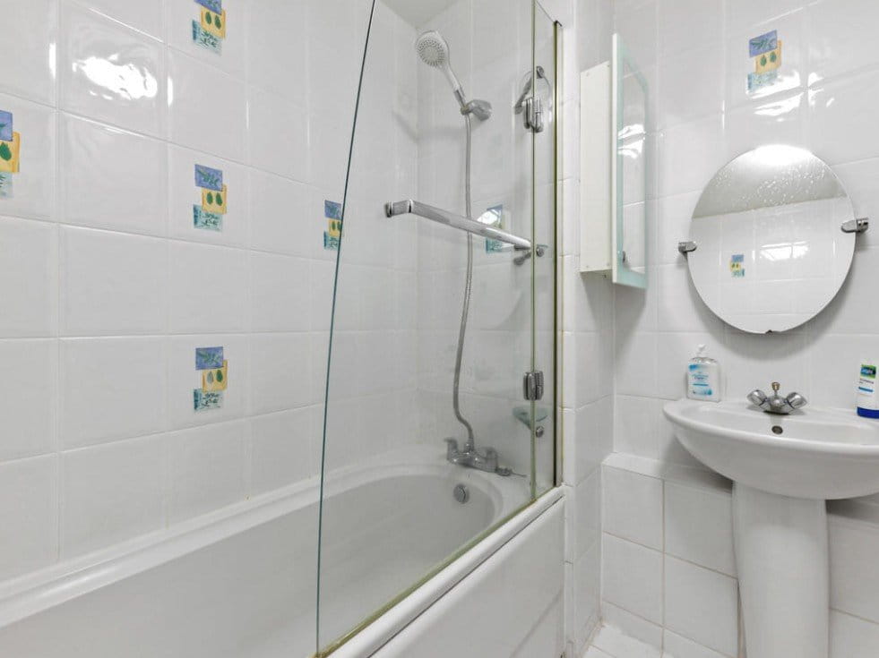 2 bedroom flat, Eaton Drive, Kingston upon Thames KT2