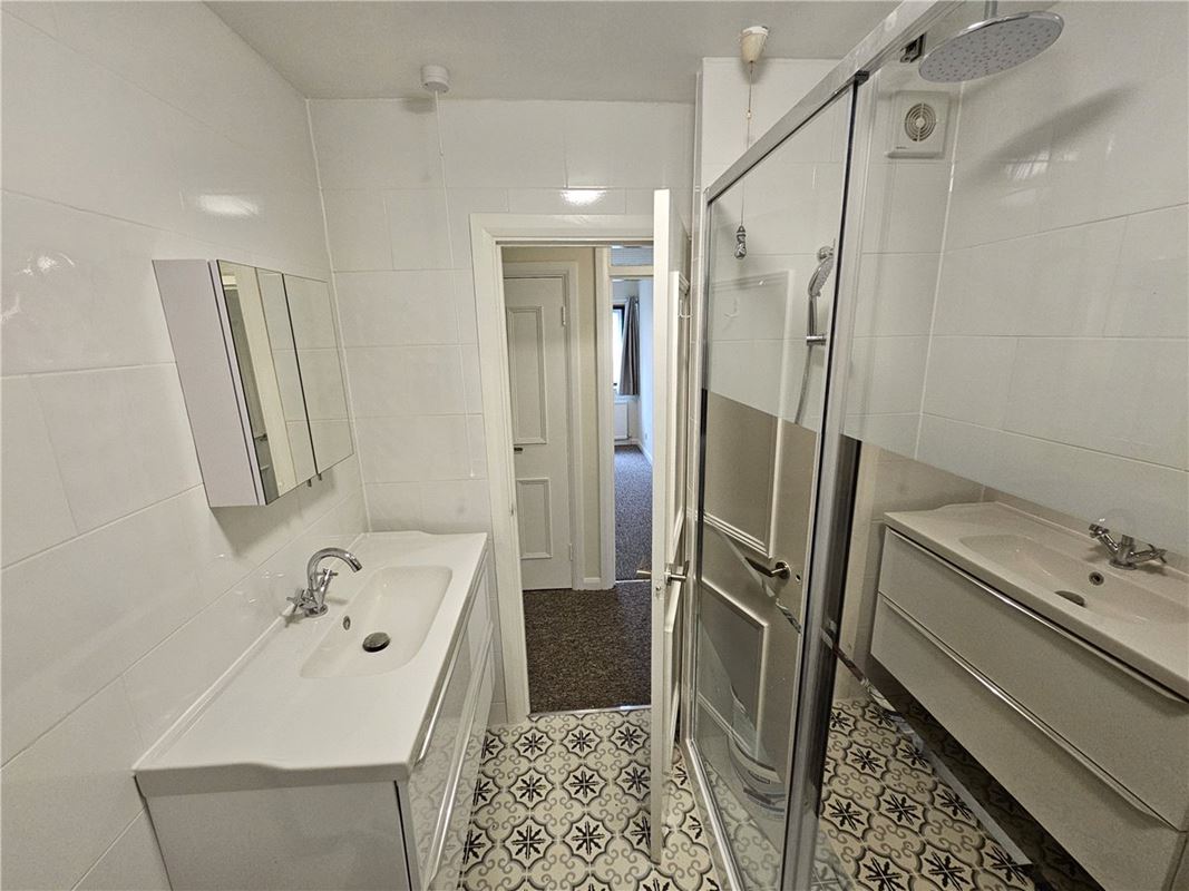 3 bedroom flat, Caxton Court, Grove Street BA2 - Let Agreed