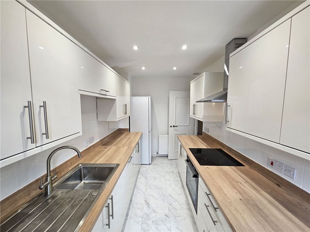 3 bedroom flat, Caxton Court, Grove Street BA2 - Let Agreed