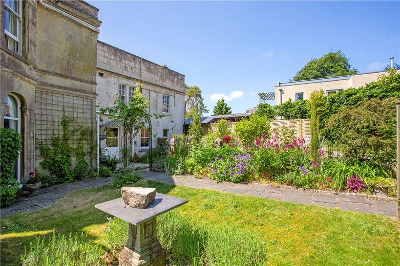 2 bedroom flat, Church Road, Combe Down BA2 - Available