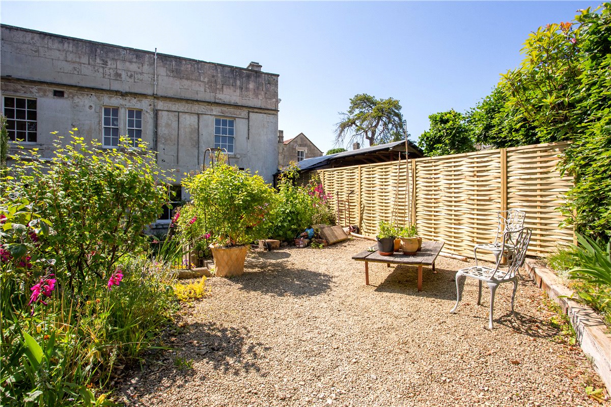 2 bedroom flat, Church Road, Combe Down BA2 - Available