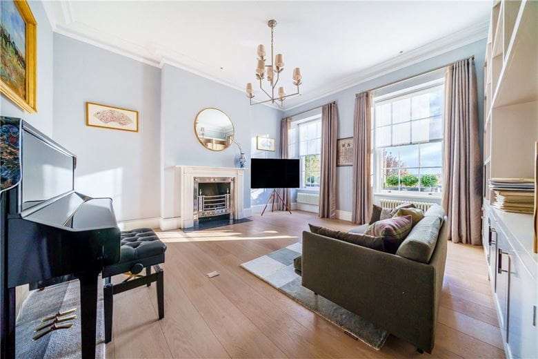 3 bedroom flat, Somerset Place, Bath BA1 - Available