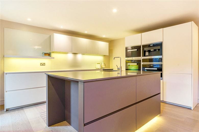 3 bedroom flat, Somerset Place, Bath BA1 - Available