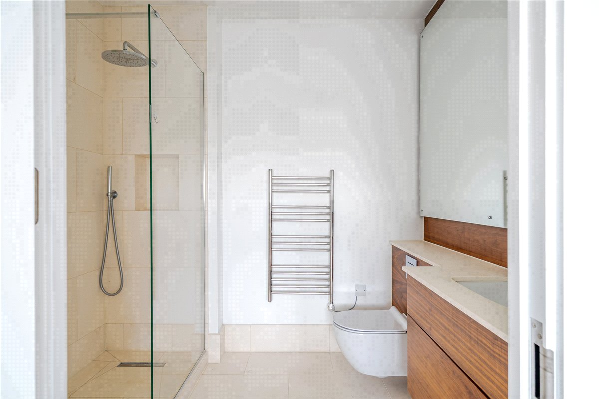 2 bedroom flat, Granville Court, Granville Road BA1 - Available