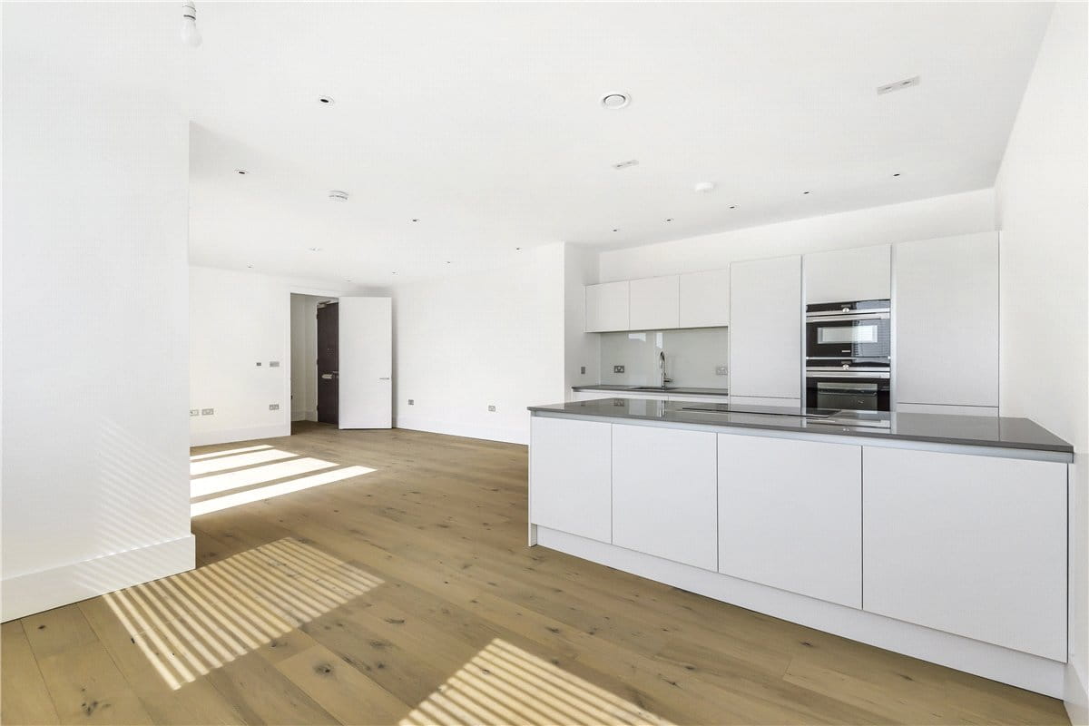 2 bedroom flat, Granville Court, Granville Road BA1 - Available