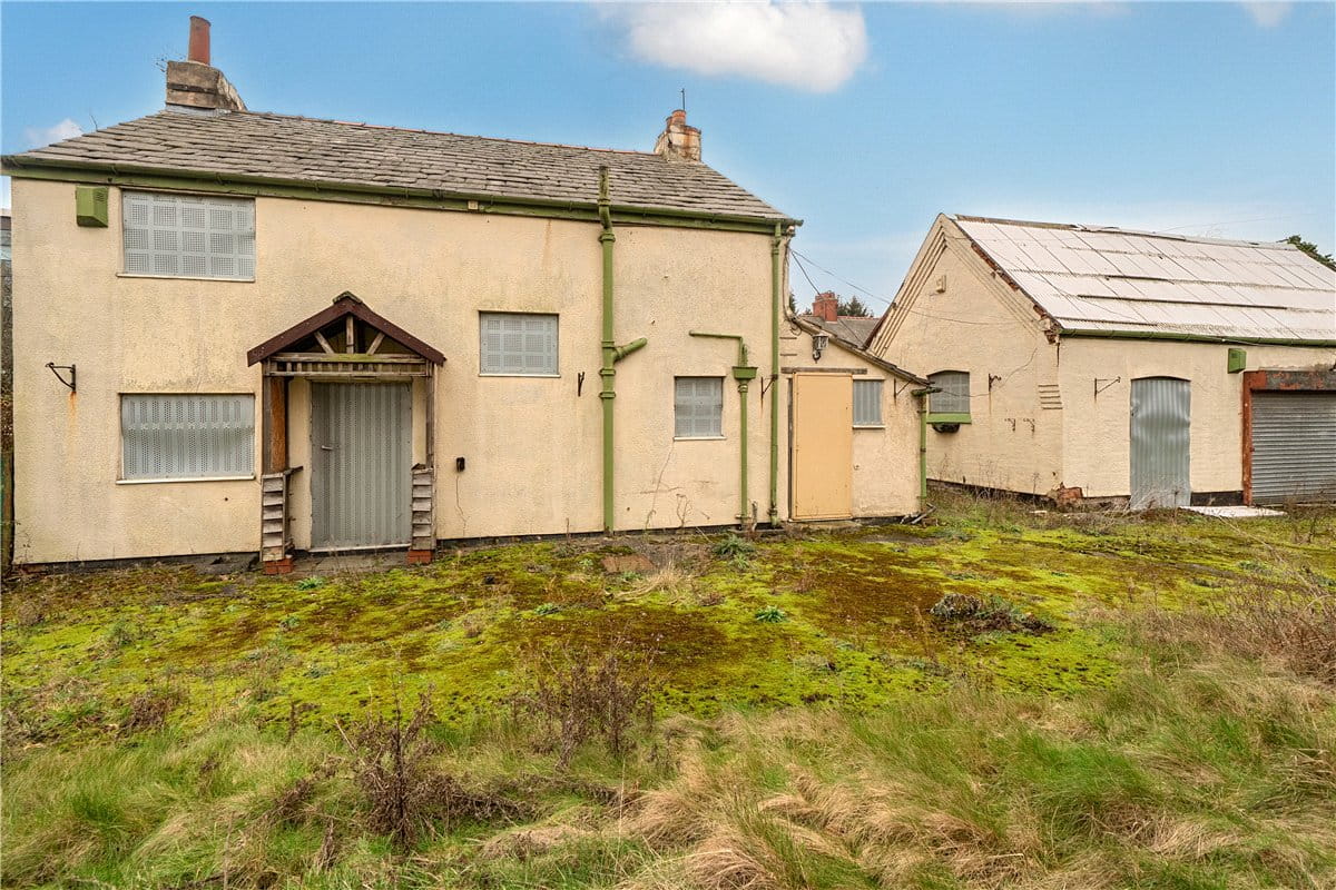 1.2 acres House, Chester Road, Preston Brook WA7 - Available