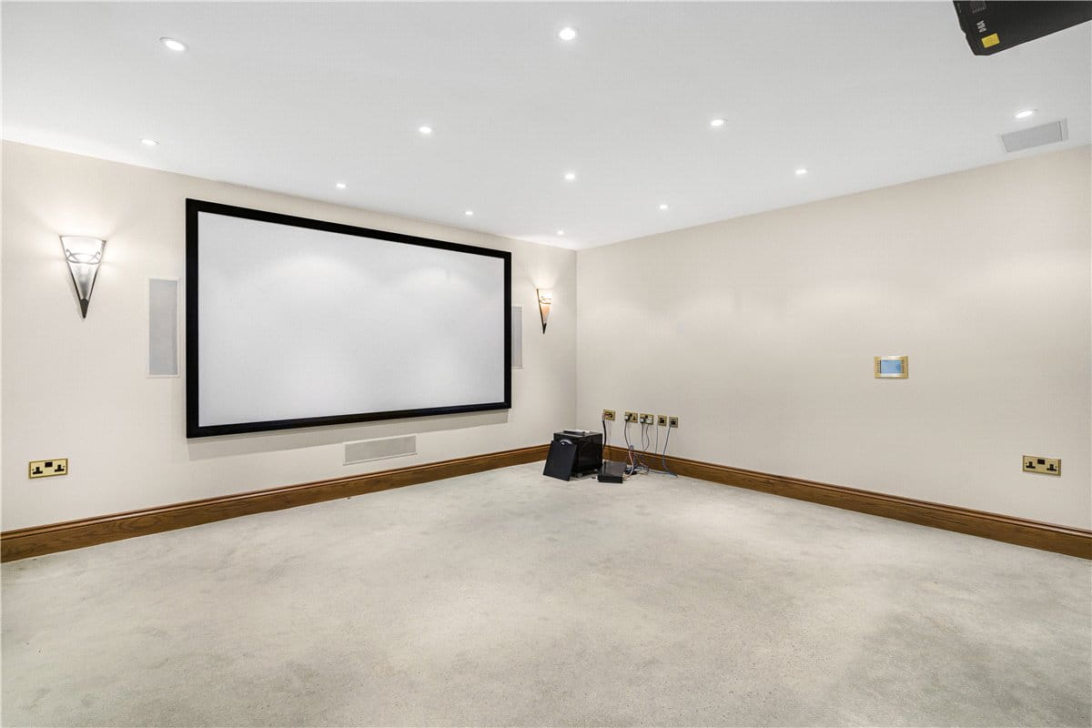 6 bedroom house, Chalk Lane, Hyde Heath HP6 - Available