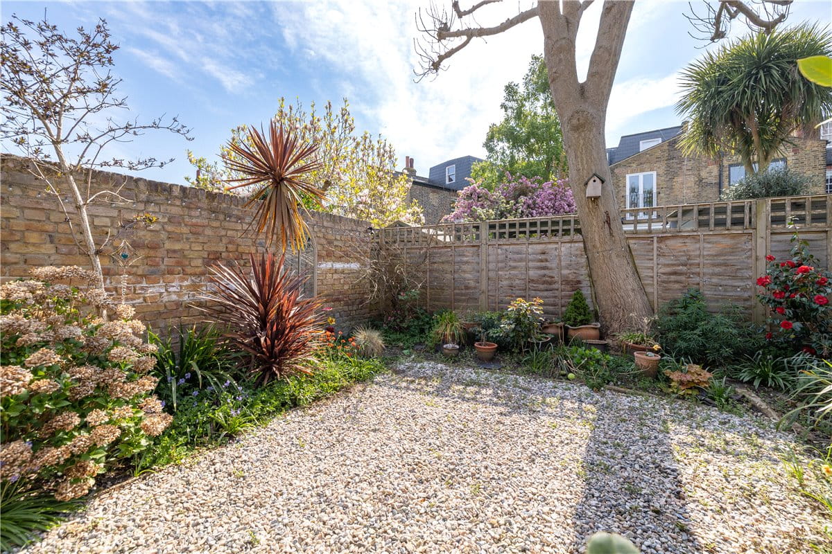 3 bedroom flat, Queensmill Road, London SW6 - Available