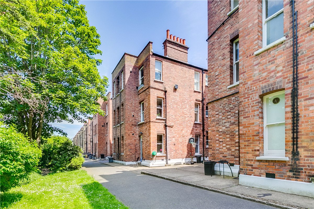 3 bedroom flat, Bishops Mansions, Fulham SW6 - Available