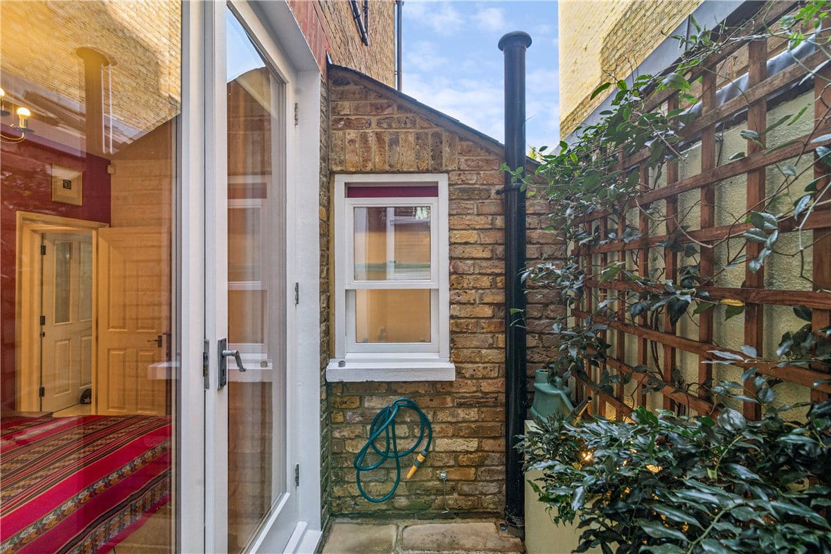 2 bedroom flat, Wingrave Road, London W6 - Available