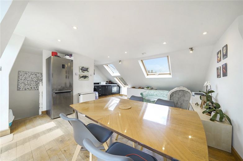 3 bedroom flat, Bronsart Road, Fulham SW6 - Available