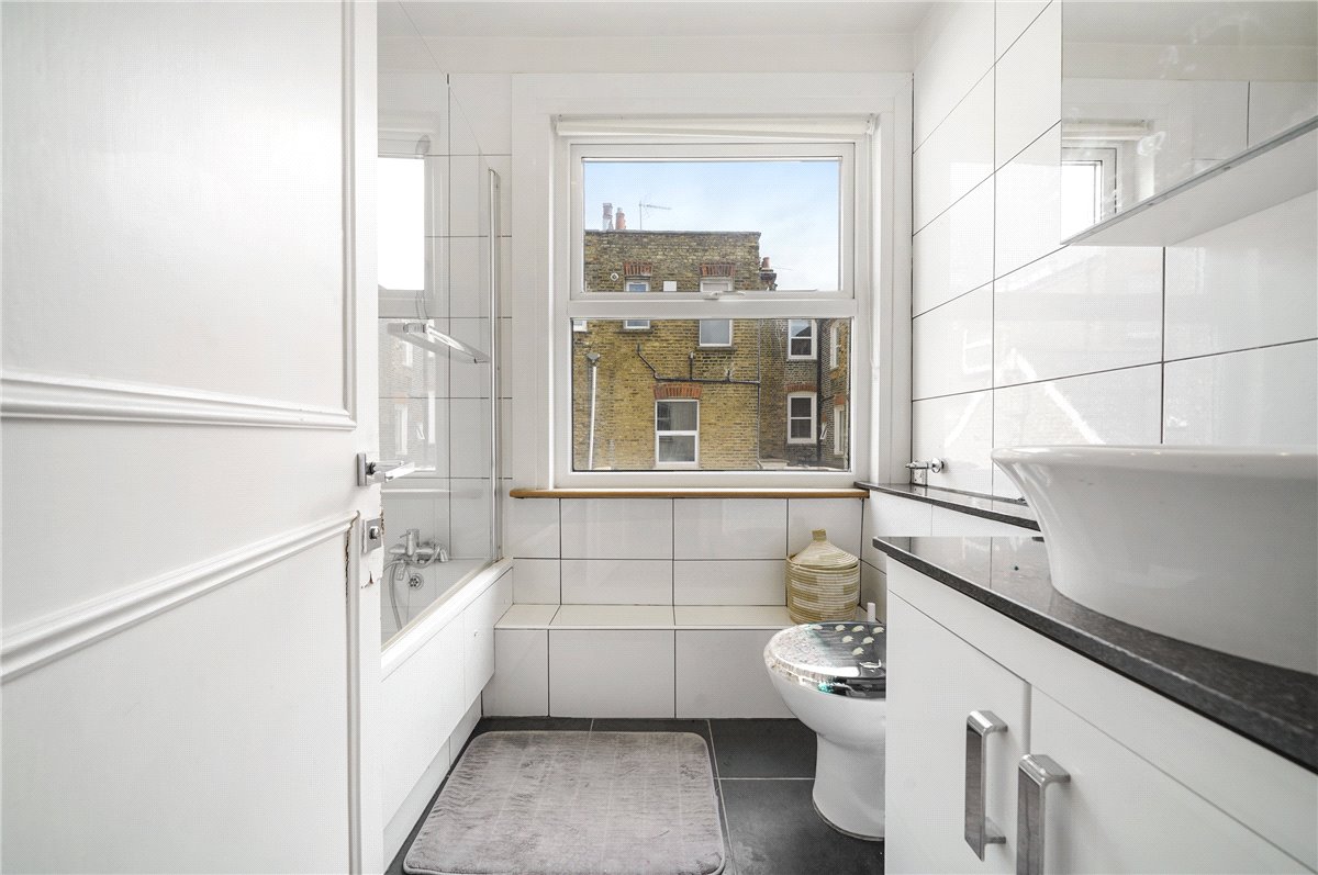 3 bedroom flat, Bronsart Road, Fulham SW6 - Available