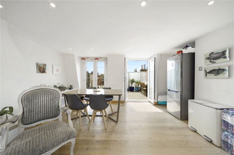 3 bedroom flat, Bronsart Road, Fulham SW6 - Available