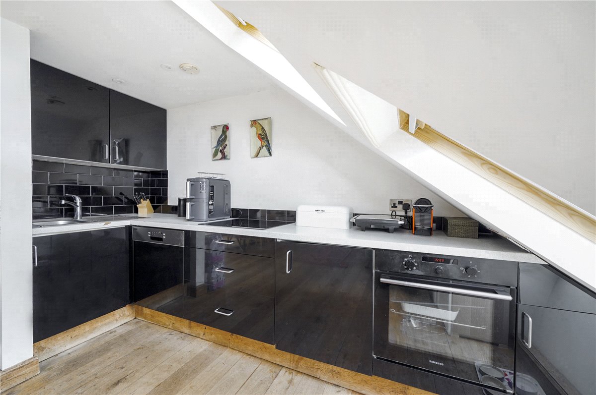 3 bedroom flat, Bronsart Road, Fulham SW6 - Available