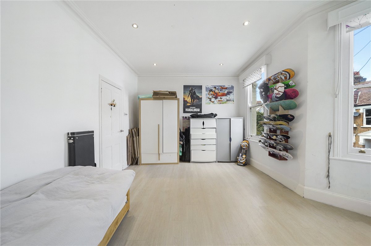 3 bedroom flat, Bronsart Road, Fulham SW6 - Available