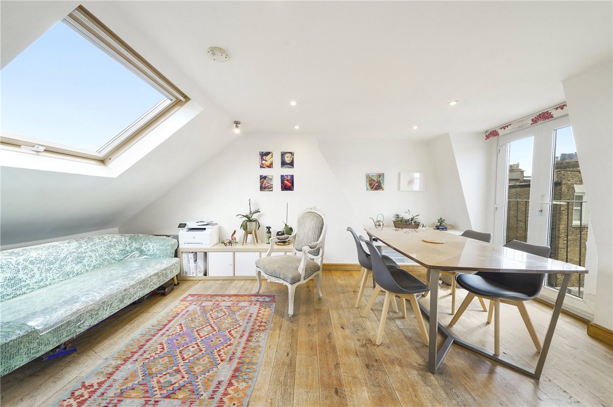 3 bedroom flat, Bronsart Road, Fulham SW6 - Available