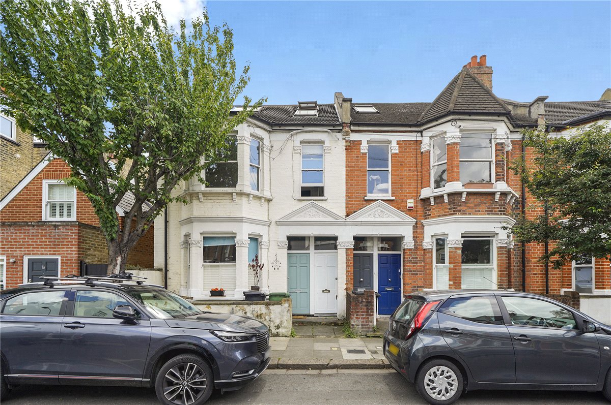 3 bedroom flat, Bronsart Road, Fulham SW6 - Available