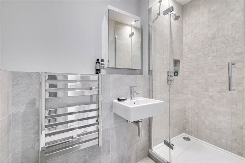 3 bedroom flat, Hannell Road, London SW6 - Available