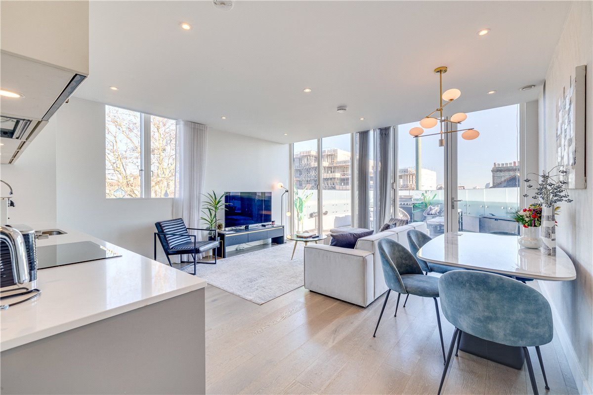 3 bedroom flat, Hannell Road, London SW6 - Available