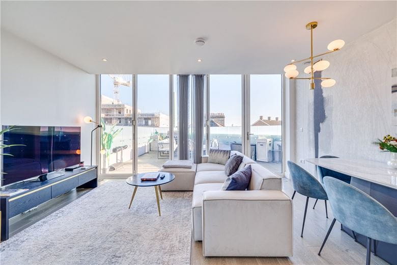 3 bedroom flat, Hannell Road, London SW6 - Available