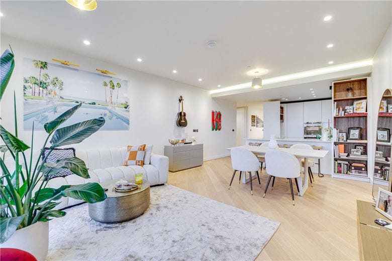 2 bedroom flat, Wood Crescent, London W12 - Available