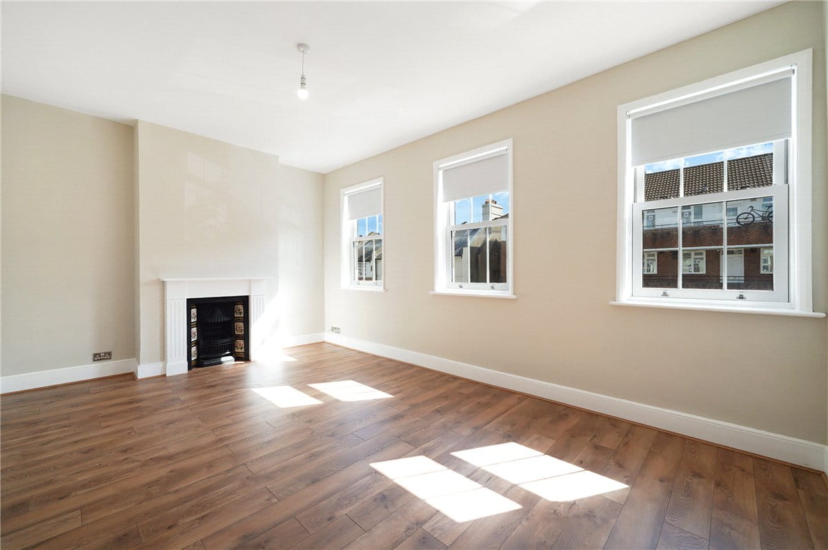 2 bedroom flat, Racton Road, London SW6 - Available