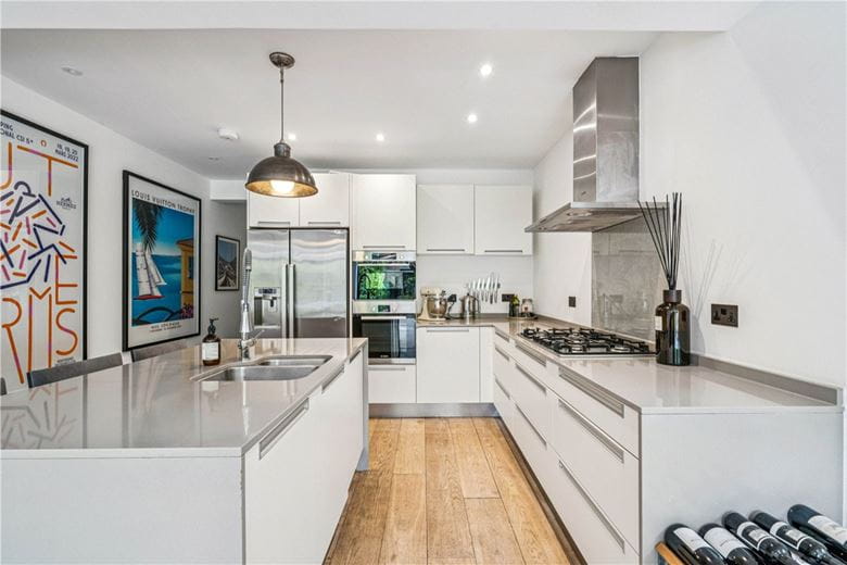 3 bedroom flat, Greswell Street, London SW6 - Available