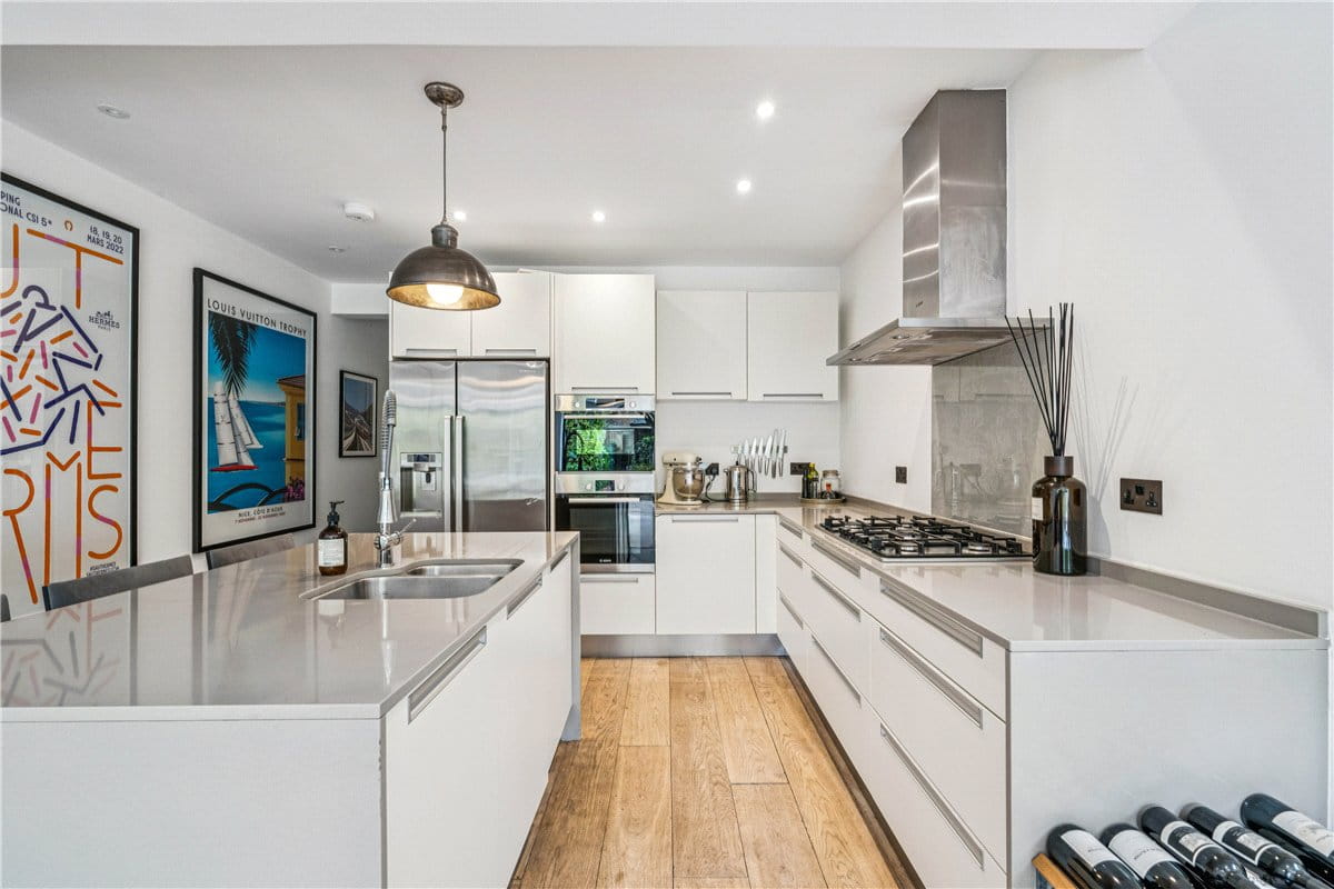 3 bedroom flat, Greswell Street, London SW6 - Available