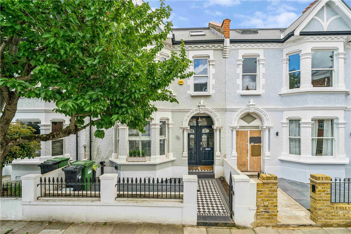 3 bedroom flat, Greswell Street, London SW6 - Available