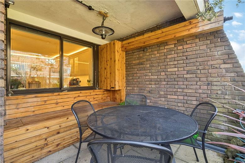 2 bedroom flat, Stevenage Road, London SW6 - Available