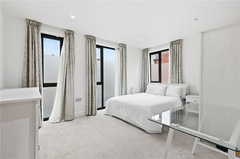 3 bedroom flat, Lillie Road, London SW6 - Available