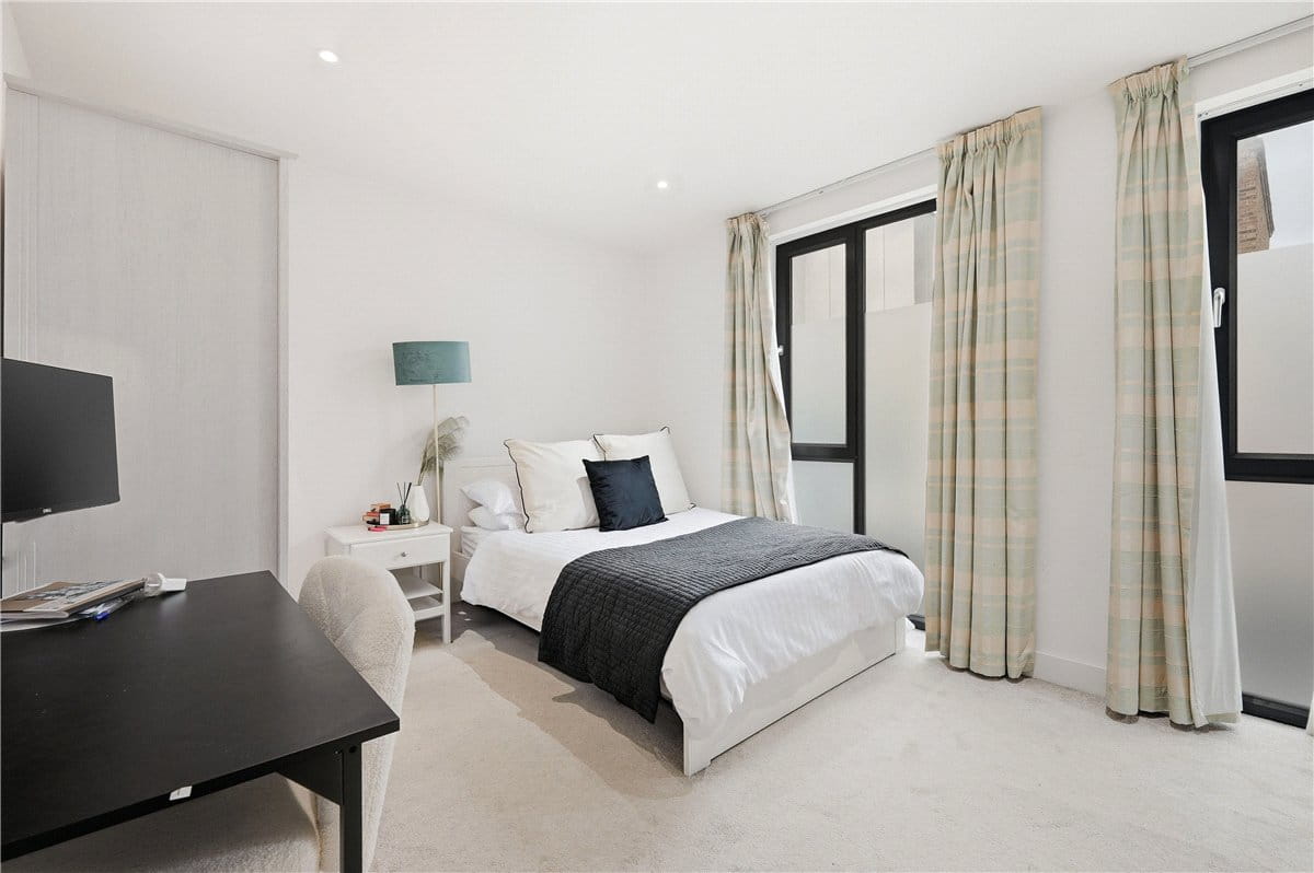 3 bedroom flat, Lillie Road, London SW6 - Available